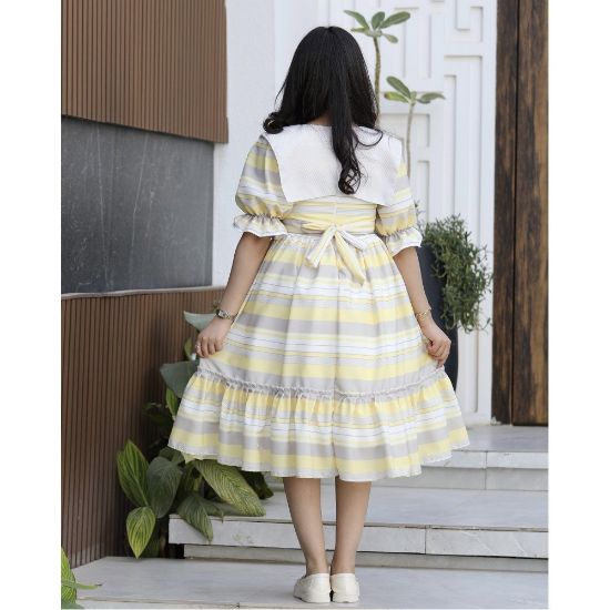 صورة فستان بناتي مخطط أصفر ورمادي بياقة فيونكة منسدلة وكشكشة - 1152